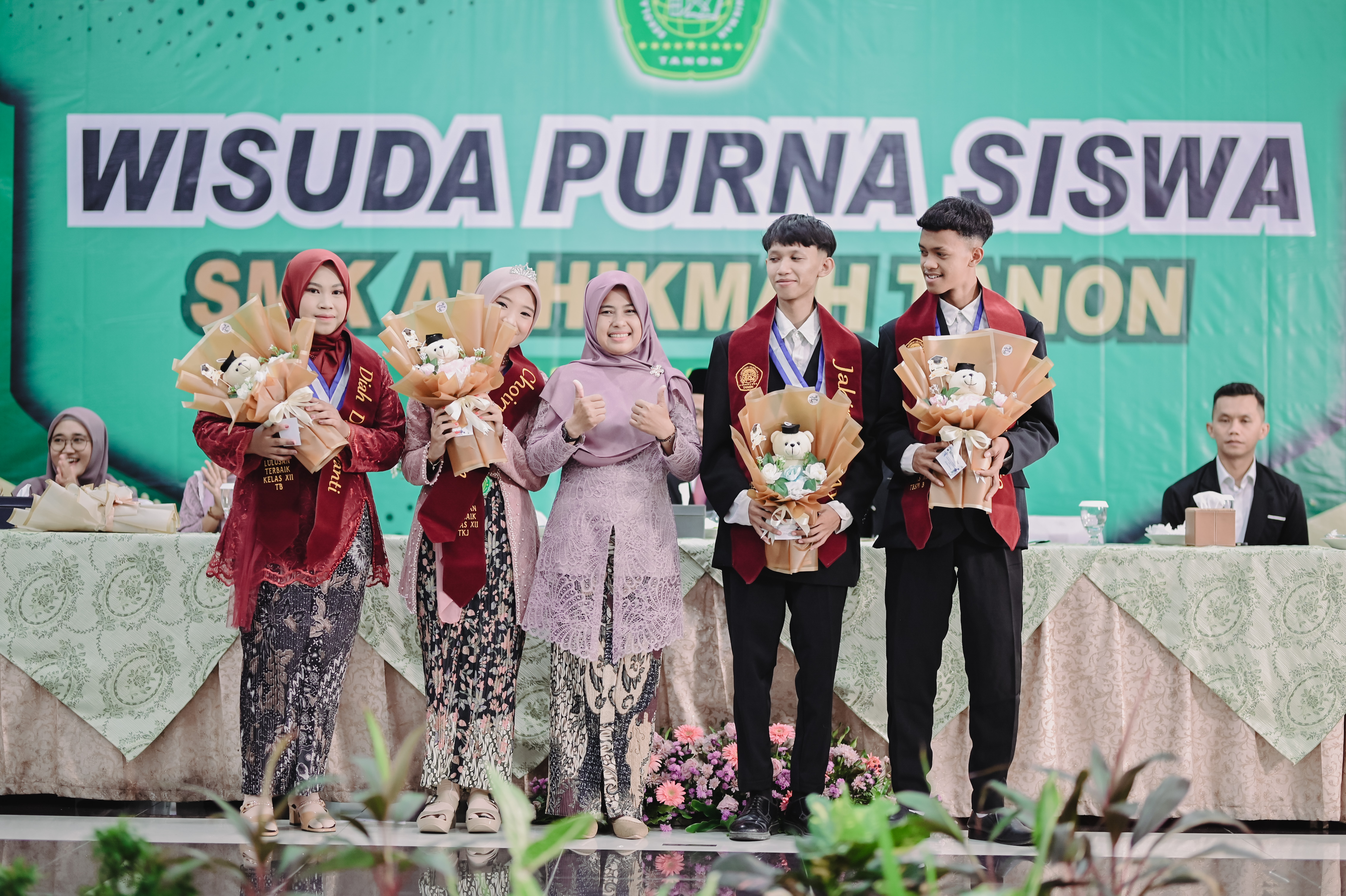 Wisuda Purna Siswa SMK Alhikmah Tanon, Lulusan Terbaik Tiap Kelas Dapat Penghargaan